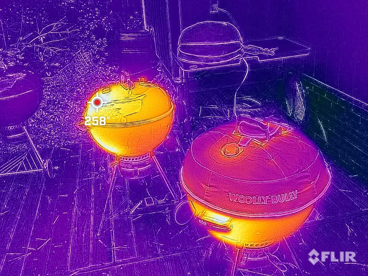A thermal-camera image showing that the Woolly Bully reduces heat loss compared to a naked grill.